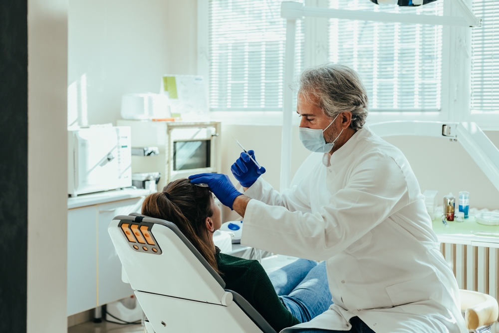 Un dentiste injecte du botox