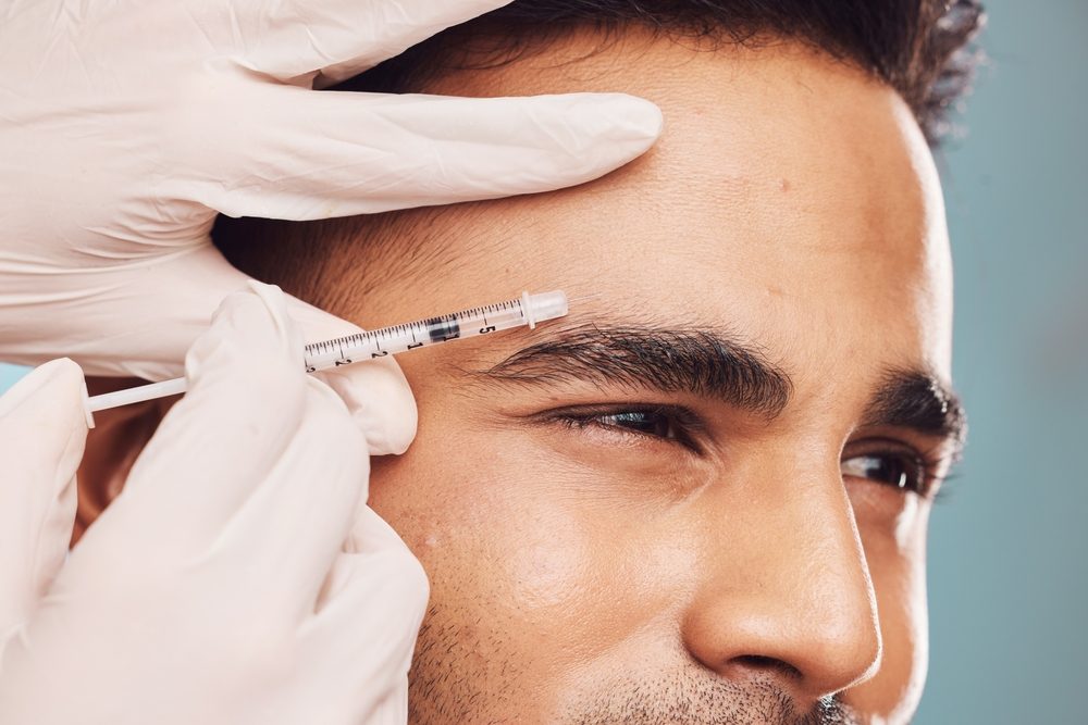Un homme se fait injecter du Botox en haut des sourcils pour rajeunir son front