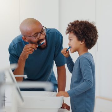 Un père et sa fille font leur routine d'hygiène dentaire
